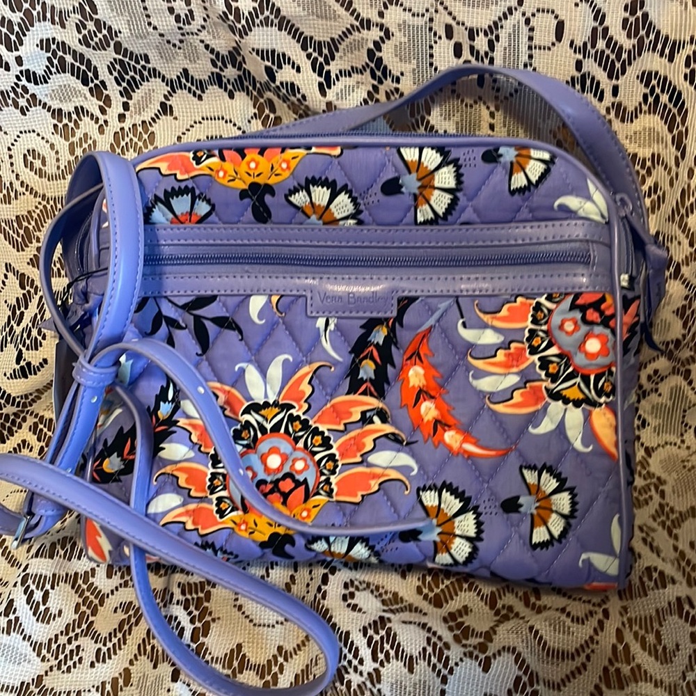 New Vera Bradley Trimmed Crossbody
24847-V78
Mural Garden